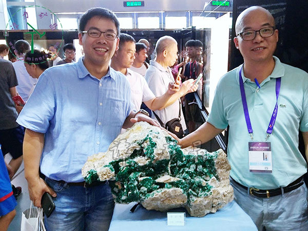 香港礦物學會會長翁良源（左）盛贊譚力的精美礦物